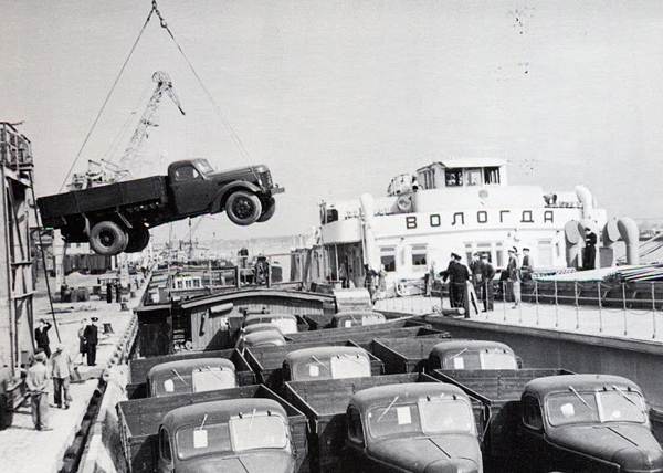 ЗИЛ, 100 лет заводу, Погрузка автомобилей "ЗиС" на баржу в Южном речном порту. 1950 год.|Фото: